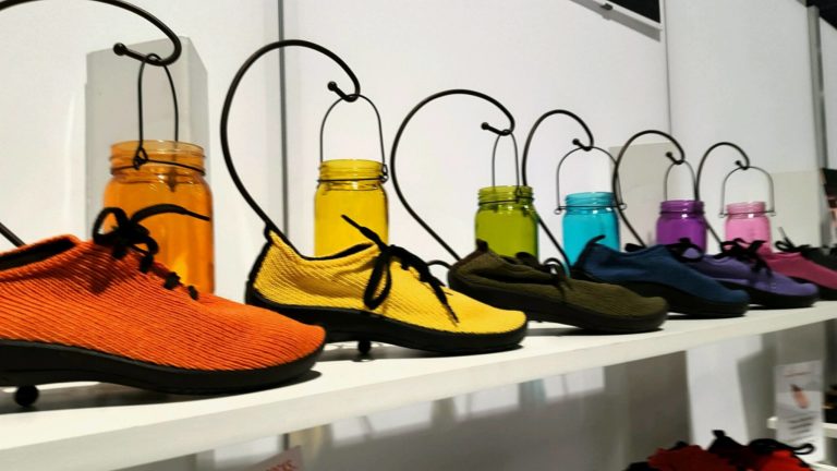 Barking Dog Shoes reviews and recommends the best footwear for people with various foot issues (as well as for women with average feet for whom comfort is a high priority).