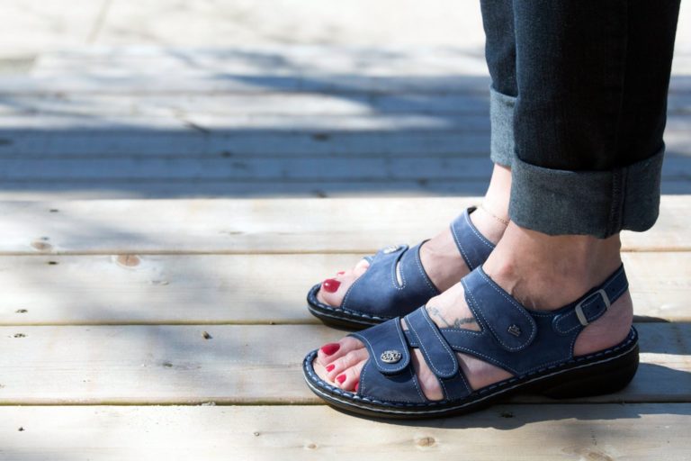 Barking Dog Shoes reviews and recommends the best footwear for people with various foot issues (as well as for women with average feet for whom comfort is a high priority).