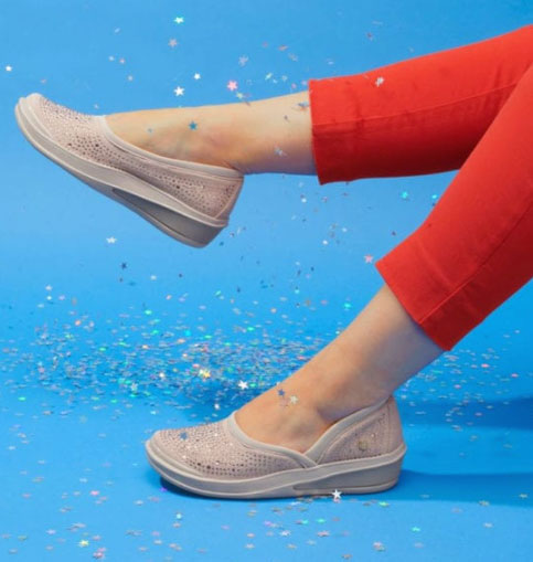 Barking Dog Shoes reviews and recommends the best footwear for people with various foot issues (as well as for women with average feet for whom comfort is a high priority).