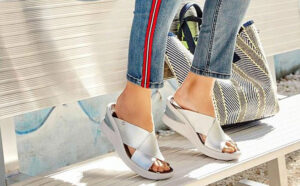 Barking Dog Shoes reviews and recommends the best footwear for people with various foot issues (as well as for women with average feet for whom comfort is a high priority).