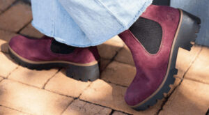 Barking Dog Shoes reviews and recommends the best footwear for people with various foot issues (as well as for women with average feet for whom comfort is a high priority).