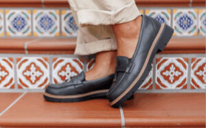 Barking Dog Shoes reviews and recommends the best footwear for people with various foot issues (as well as for women with average feet for whom comfort is a high priority).