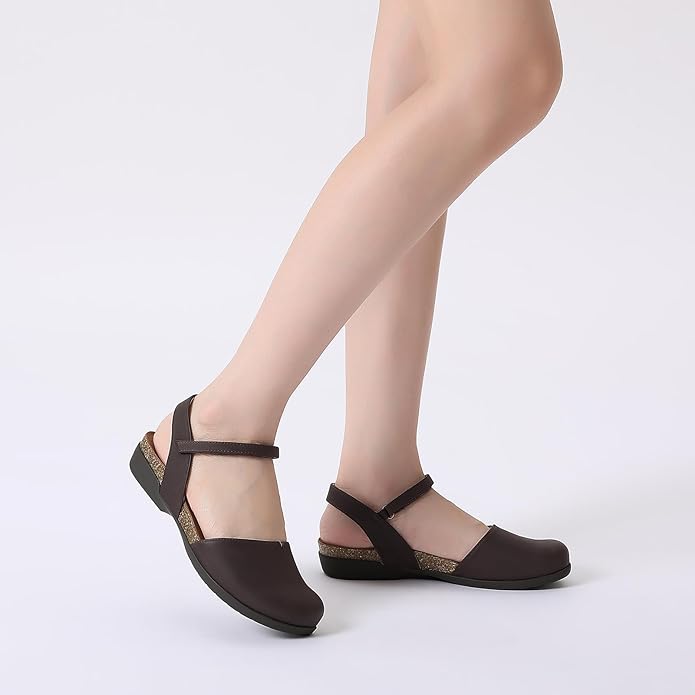 Barking Dog Shoes reviews and recommends the best footwear for people with various foot issues (as well as for women with average feet for whom comfort is a high priority).