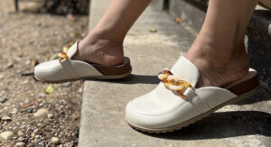 Barking Dog Shoes reviews and recommends the best footwear for people with various foot issues (as well as for women with average feet for whom comfort is a high priority).