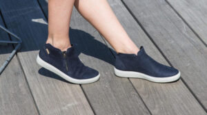 Barking Dog Shoes reviews and recommends the best footwear for people with various foot issues (as well as for women with average feet for whom comfort is a high priority).