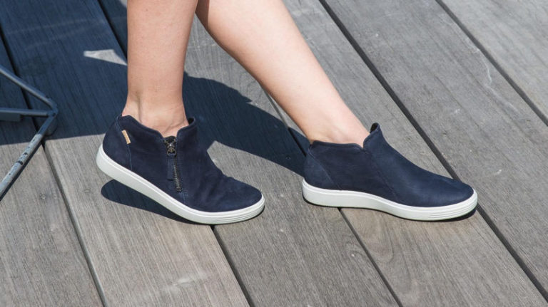 Barking Dog Shoes reviews and recommends the best footwear for people with various foot issues (as well as for women with average feet for whom comfort is a high priority).