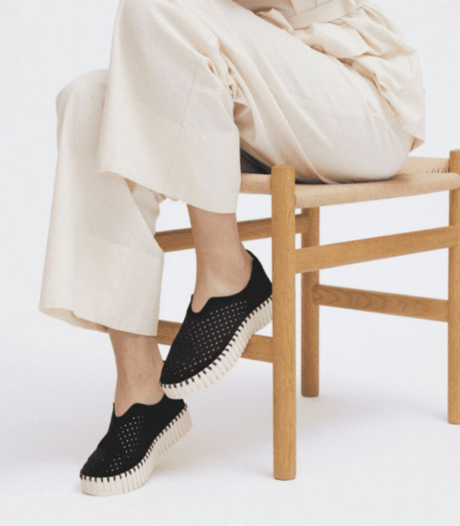 Barking Dog Shoes reviews and recommends the best footwear for people with various foot issues (as well as for women with average feet for whom comfort is a high priority).