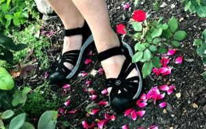 Barking Dog Shoes reviews and recommends the best footwear for people with various foot issues (as well as for women with average feet for whom comfort is a high priority).