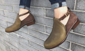 Barking Dog Shoes reviews and recommends the best footwear for people with various foot issues (as well as for women with average feet for whom comfort is a high priority).