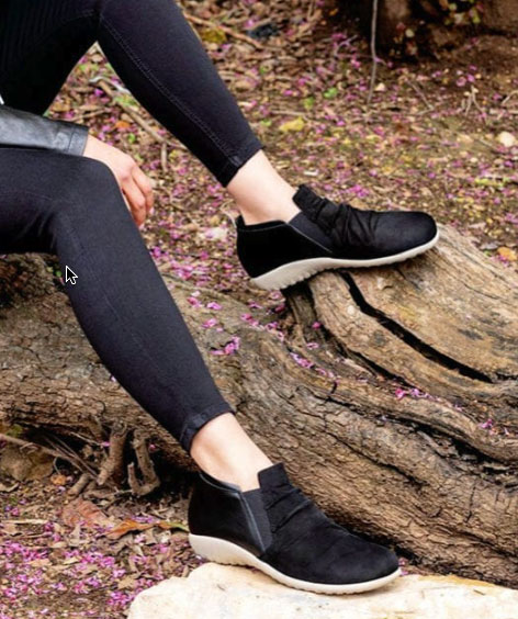 Naot-Terehu Barking Dog Shoes reviews and recommends the best footwear for people with various foot issues (as well as for women with average feet for whom comfort is a high priority).