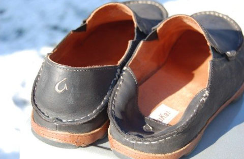 Olukai-Moloa-1 Barking Dog Shoes reviews and recommends the best footwear for people with various foot issues (as well as for women with average feet for whom comfort is a high priority).