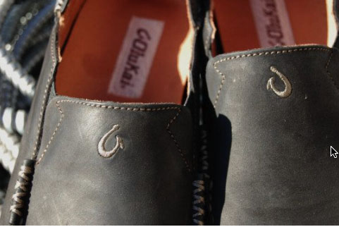 Olukai-Moloa-2 Barking Dog Shoes reviews and recommends the best footwear for people with various foot issues (as well as for women with average feet for whom comfort is a high priority).