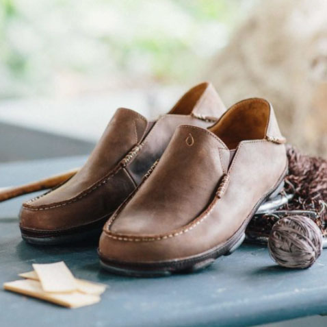 Olukai-Moloa-3 Barking Dog Shoes reviews and recommends the best footwear for people with various foot issues (as well as for women with average feet for whom comfort is a high priority).