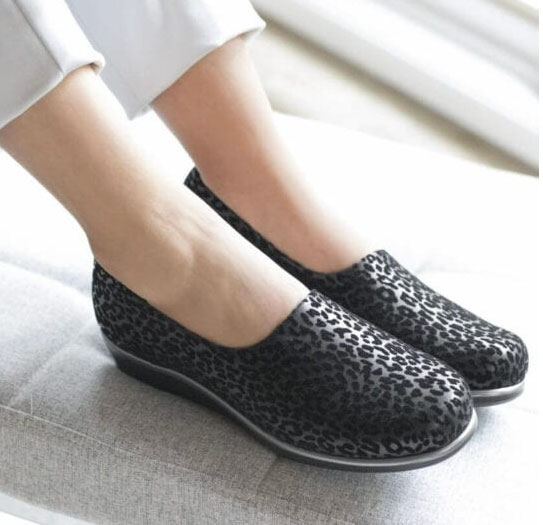 Barking Dog Shoes reviews and recommends the best footwear for people with various foot issues (as well as for women with average feet for whom comfort is a high priority).