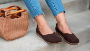 Barking Dog Shoes reviews and recommends the best footwear for people with various foot issues (as well as for women with average feet for whom comfort is a high priority).