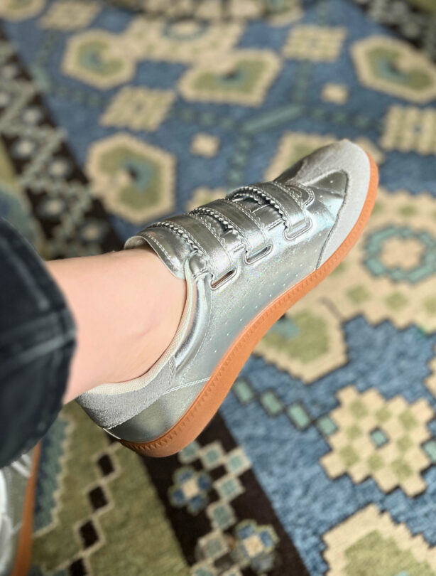 Barking Dog Shoes reviews and recommends the best footwear for people with various foot issues (as well as for women with average feet for whom comfort is a high priority).