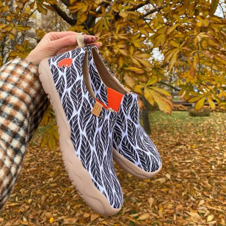 Barking Dog Shoes reviews and recommends the best footwear for people with various foot issues (as well as for women with average feet for whom comfort is a high priority).