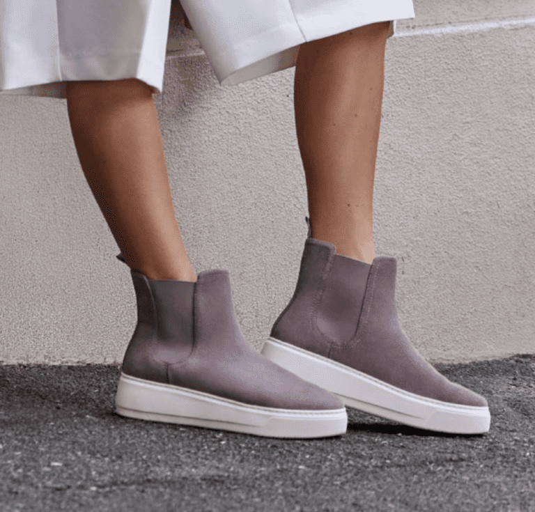 Barking Dog Shoes reviews and recommends the best footwear for people with various foot issues (as well as for women with average feet for whom comfort is a high priority).