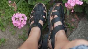 Barking Dog Shoes reviews and recommends the best footwear for people with various foot issues (as well as for women with average feet for whom comfort is a high priority).