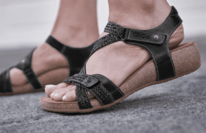 Barking Dog Shoes reviews and recommends the best footwear for people with various foot issues (as well as for women with average feet for whom comfort is a high priority).