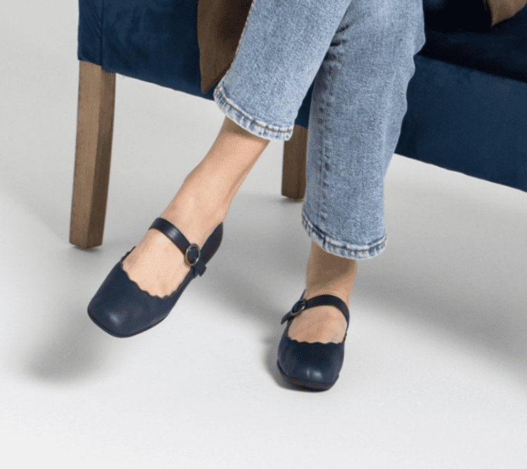 Barking Dog Shoes reviews and recommends the best footwear for people with various foot issues (as well as for women with average feet for whom comfort is a high priority).